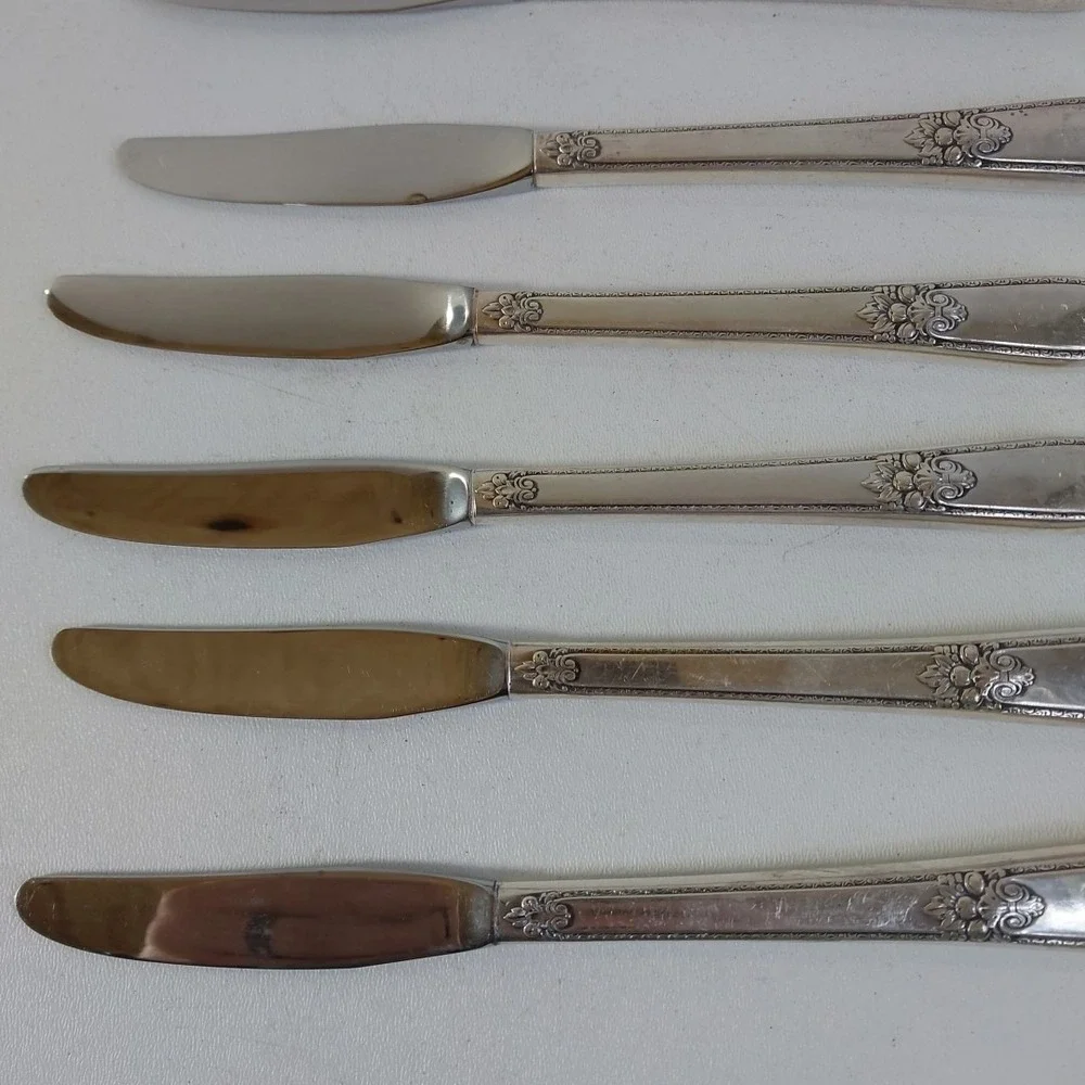 8 Vintage 1847 Rogers Brothers Silver Plated‎ Adoration Dinner Knives